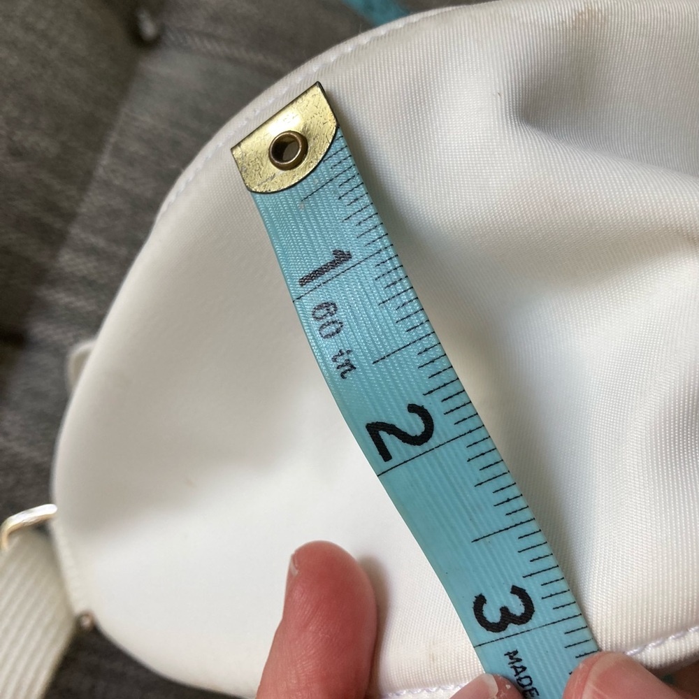 Vintage Longchamp White Shoulder Bag with Adjustable Strap and Minimalist Design - Picture 14 of 14